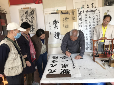 翰墨飄香慶重陽 鄰里共敘敬老情——管城區(qū)蓉灣社區(qū)舉辦“九九重陽節(jié) 書法展風采”書法交流會暨教育咨詢服務活動
