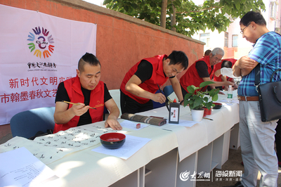 墨香沁社區(qū) 膠州市中云街道書法志愿者送作品進(jìn)萬(wàn)家